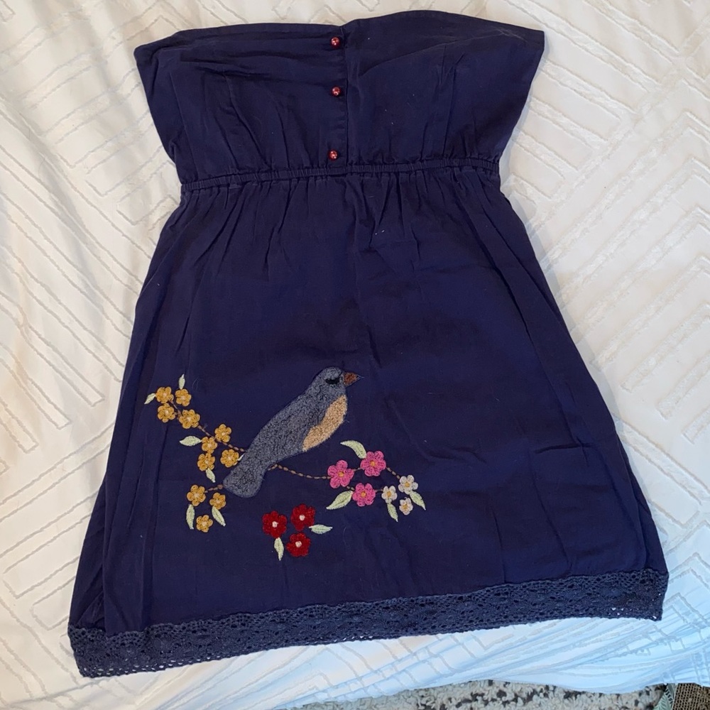 Strapless blue dress with embroidered bird